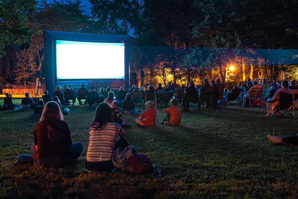 Open-Air-Kino im Park Schöntal (Foto: Till Benzin)