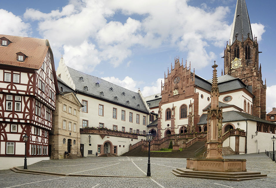 Stiftsplatz mit Stiftsmuseum & Stiftskirche